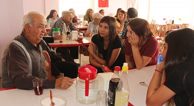 Öğrencilerden huzurevi ziyareti
