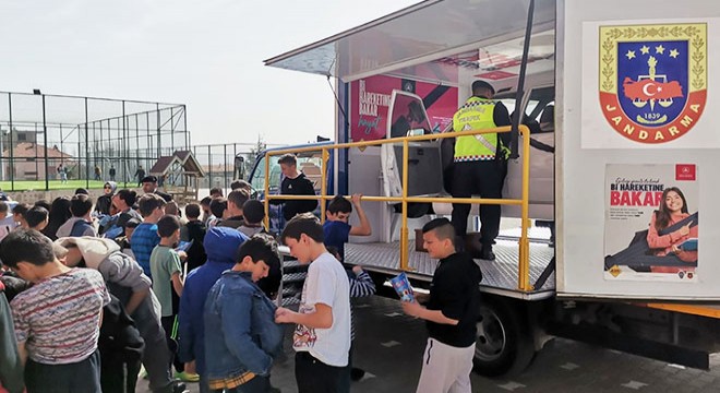 Öğrencilere emniyet kemeri eğitimi
