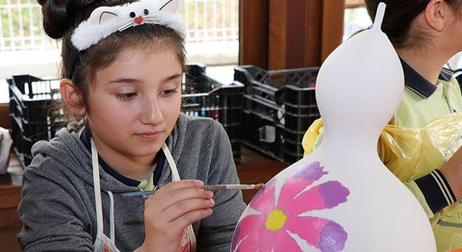 Öğrencilere su kabağı boyama çalışması