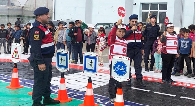 Öğrencilere uygulamalı trafik eğitimi