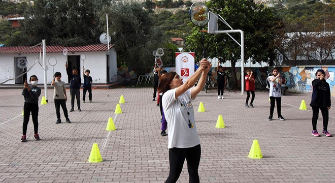 Öğrencilere spor malzemesi