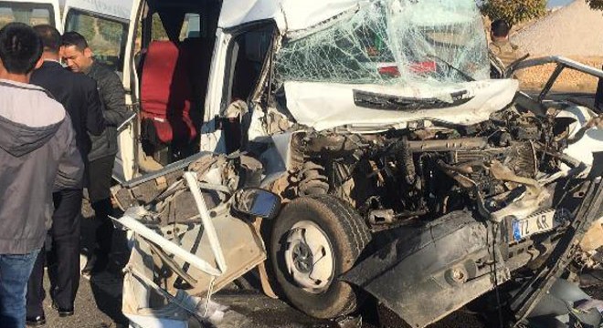 Öğrencileri taşıyan minibüs kamyona çarptı: 14 yaralı