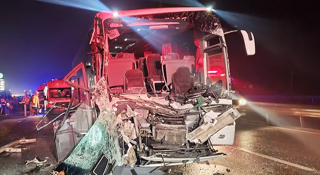 Öğrencileri taşıyan otobüs, TIR'a arkadan çarptı: 33 yaralı