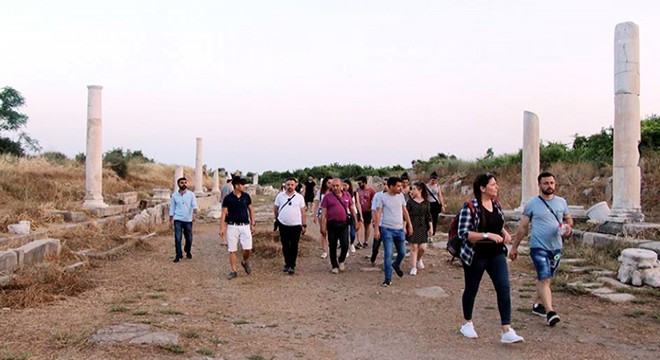 Öğrencilerin Side'de arkeoloji turu