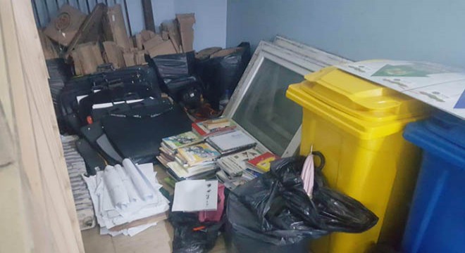 Öğrencilerin eşyaları merdiven boşluğuna atıldı