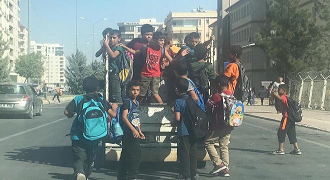 Öğrencilerin kamyonet kasasında tehlikeli yolculuğu