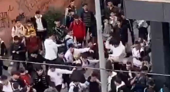 Öğrencilerin kavgası kamerada