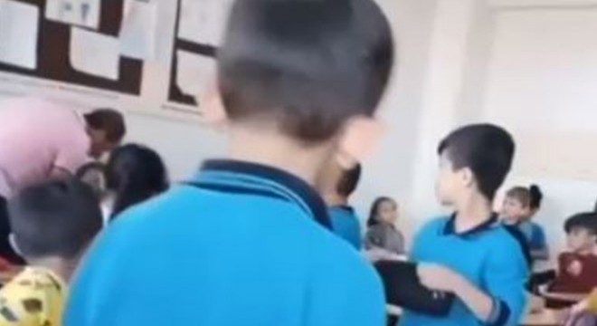 Öğrencisinin boğazını sıkan öğretmen açığa alındı
