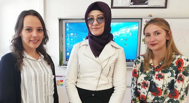 Öğretmen adayları, gönüllü İngilizce dersi veriyor