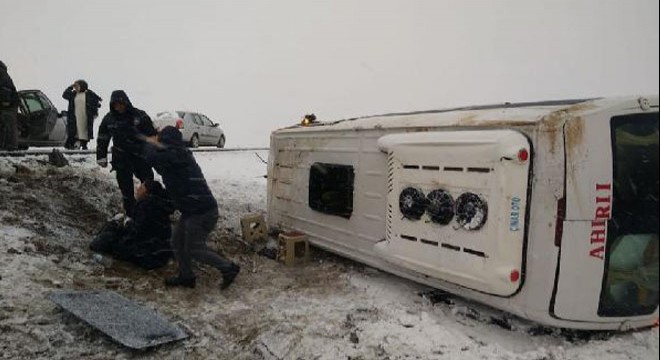 Öğretmen ve öğrencilerin servisi devrildi: 15 yaralı