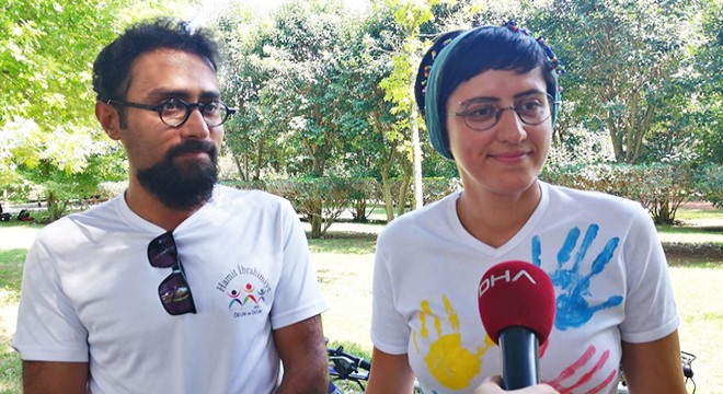 Öğretmen çift Otizme dikkat çekmek için pedal çevirdi