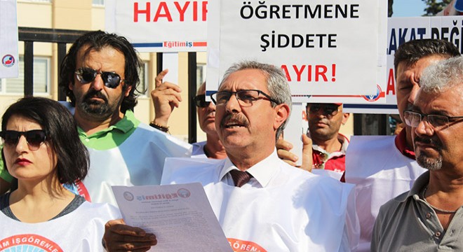 Öğretmeni dövdüğü iddia edilen müdüre, yeni okulunda tepki