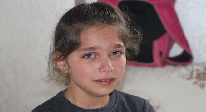 Öğretmeniyle görüntülü görüşen Gülfem'in gözyaşları