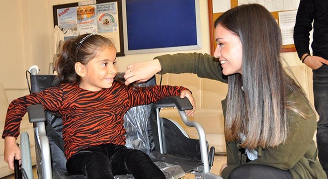 Öğretmenler engelli öğrencilere akülü sandalye aldı
