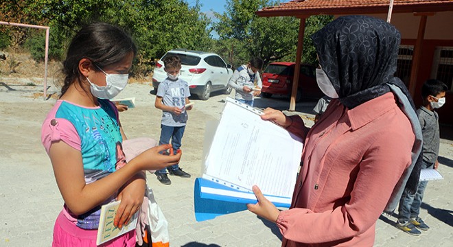 Öğretmenler köyleri dolaşıp, öğrencilere ulaşıyor
