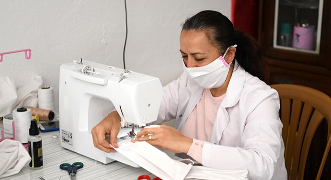 Öğretmenler, sağlık personeli için maske üretiyor