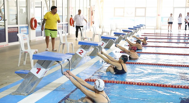 Öğretmenler Günü nde yüzme yarışı