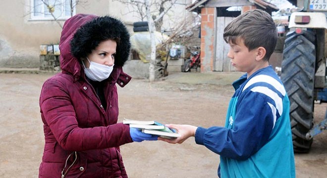 Öğretmenler, evde kalan öğrencilerine kitap dağıttı