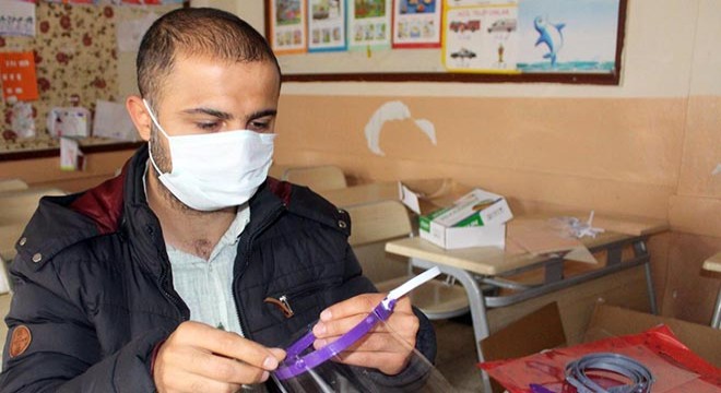 Öğretmenlerden cerrahi maske ve yüz koruyucu siperlik