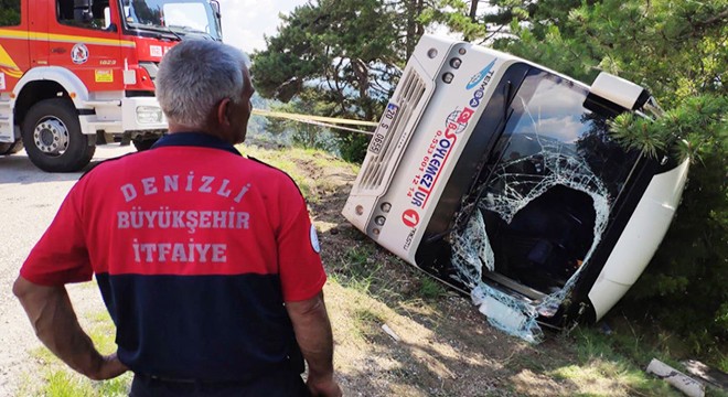 Öğretmenleri taşıyan midibüs devrildi: 17 yaralı