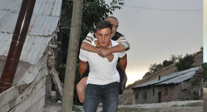 Oğullarının sırtında taşıdığı babanın tek isteği akülü araç