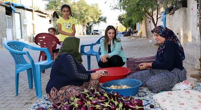 Oğuzeli’nde ev kadınlarının kurutmalık mesaisi