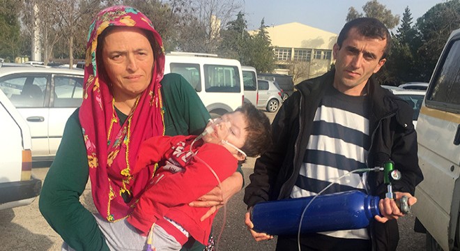 Oksijen tüpüyle hayata tutunuyor
