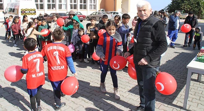 Okul bahçesinde çocuklara felaketin izleri unutturuluyor