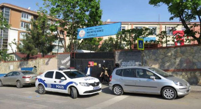 Okul bahçesinde velilerin bıçaklı kavgası