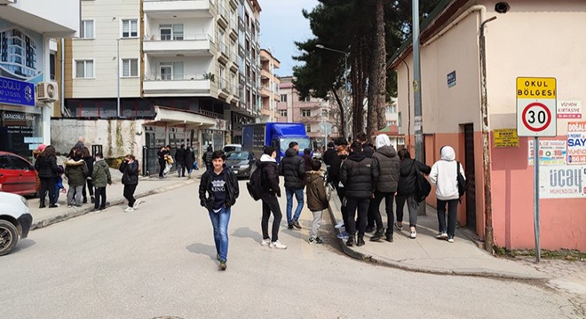 Bıçaklı kavgada 2 öğrenci ve 1 idareci yaralandı