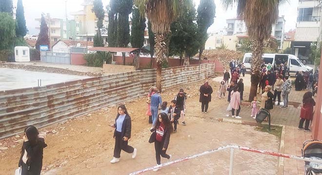 Okul inşaatı çevresine 'güvenlik' barikatı