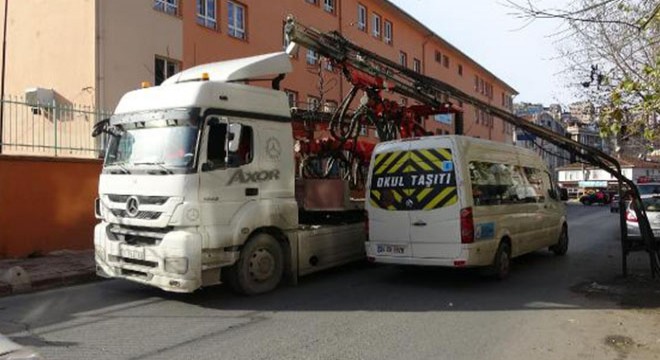 Okul önünde TIR'ın devirdiği elektrik direği korkulu anlar yaşattı