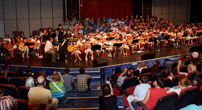 Okul orkestrası ve korosu büyüledi