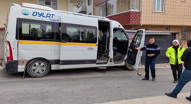 Okul servisi ile hafif ticari araç çarpıştı: 7 yaralı
