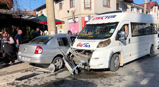 Okul servisiyle otomobil çarpıştı: 6 yaralı