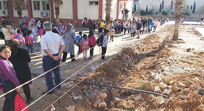 Okul bahçesindeki  tedbirsiz  inşaat durduruldu