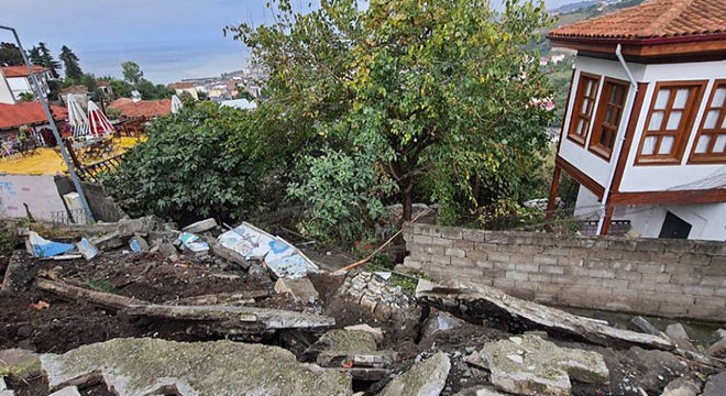 Okul bahçesinin istinat duvarı çöktü