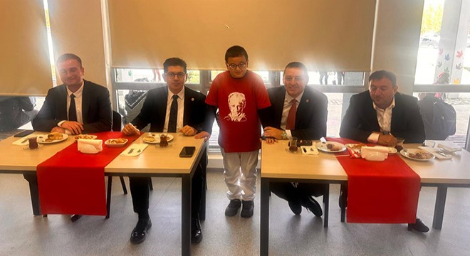 Okul başkanı Ahmet, milletvekilleri ile öğrencileri buluşturdu