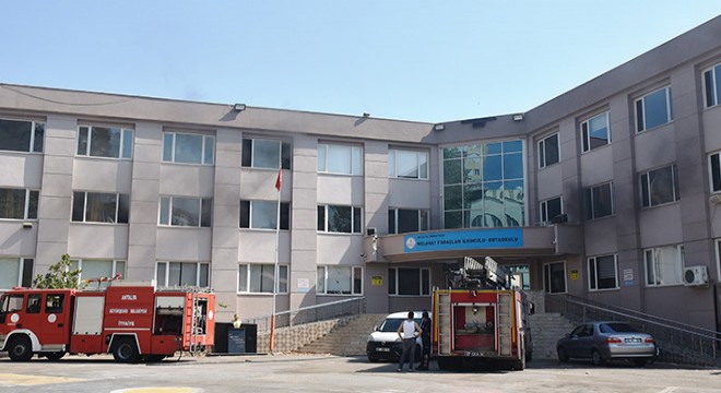 Okulda klima ünitesinden yangın çıktı