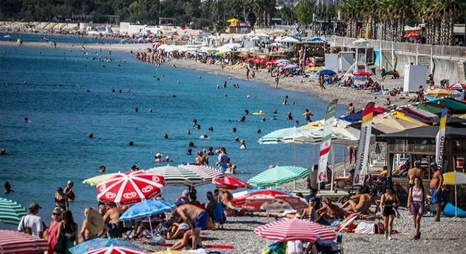 Okullar açıldı, sahiller yabancı turistlere kaldı