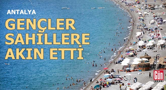 Okullar kapandı, gençler Antalya sahillerine akın etti
