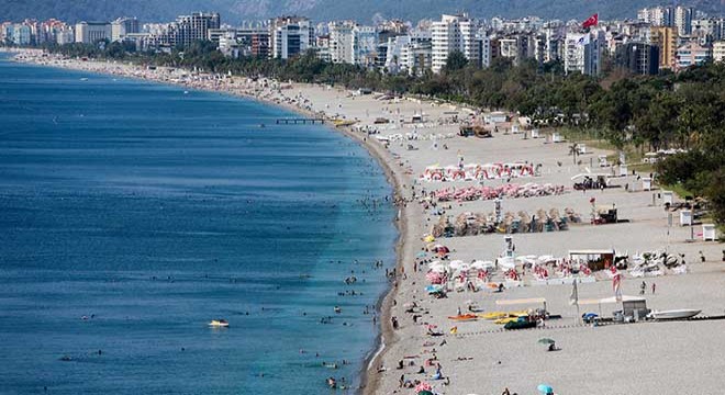 Okullar açıldı, Konyaaltı sahili boşaldı