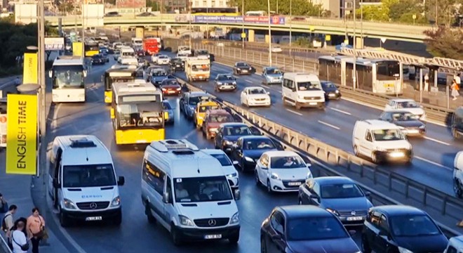 Okullarda uyum haftası başladı, trafik yoğunluğu oluştu