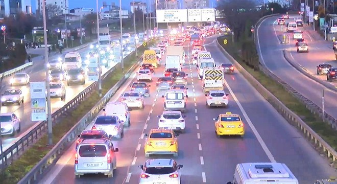 Okulların açılmasıyla trafik yoğunluğu oluştu