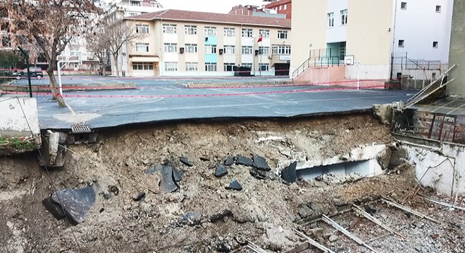 Okulun bahçe duvarı çöktü