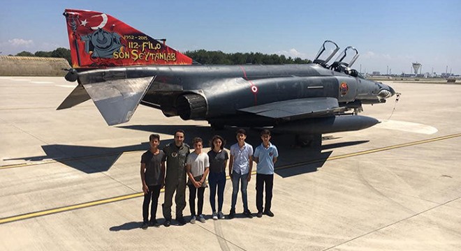 Okulun bahçesine, Boeing 737- 400'ün ardından savaş uçağı