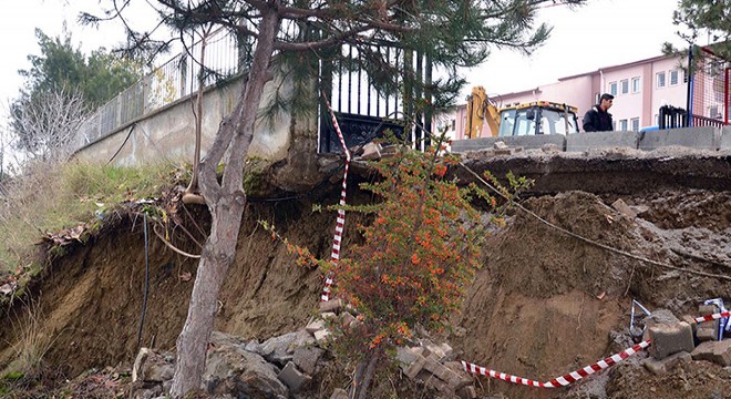 Okulun bahçe duvarı çöktü, sokak sakinleri tedirgin