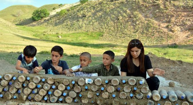 Okulun bahçe duvarını pet şişelerle ören öğretmenlere başarı belgesi