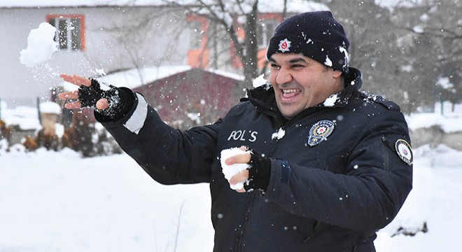 Olay ihbarında bulunulan polise, kar topu sürprizi