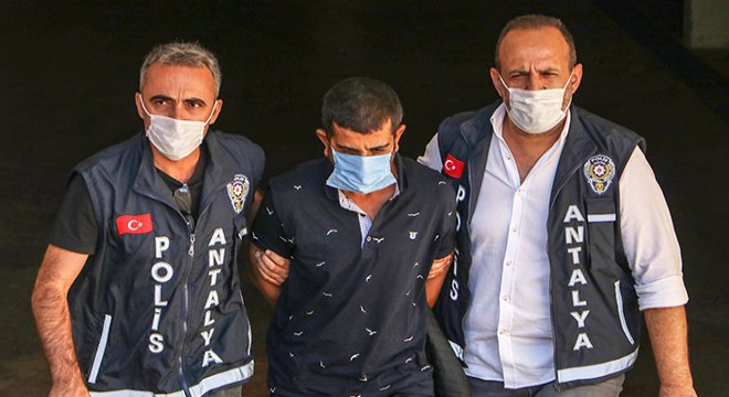 Öldürdüğü sevgilisinin cesedini öpüp, saçlarını toparlamış